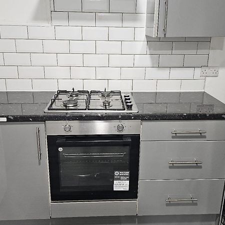 אולדברי Spacious Double Bedroom With Private Toilet And Shared Kitchen With On Premesis Parking מראה חיצוני תמונה