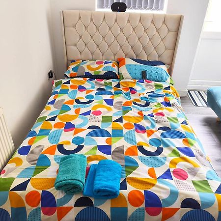 אולדברי Spacious Double Bedroom With Private Toilet And Shared Kitchen With On Premesis Parking מראה חיצוני תמונה