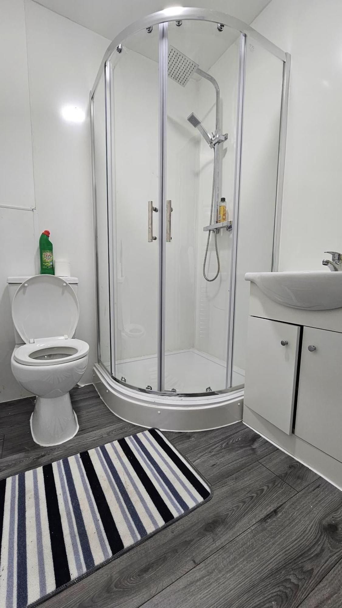 אולדברי Spacious Double Bedroom With Private Toilet And Shared Kitchen With On Premesis Parking מראה חיצוני תמונה