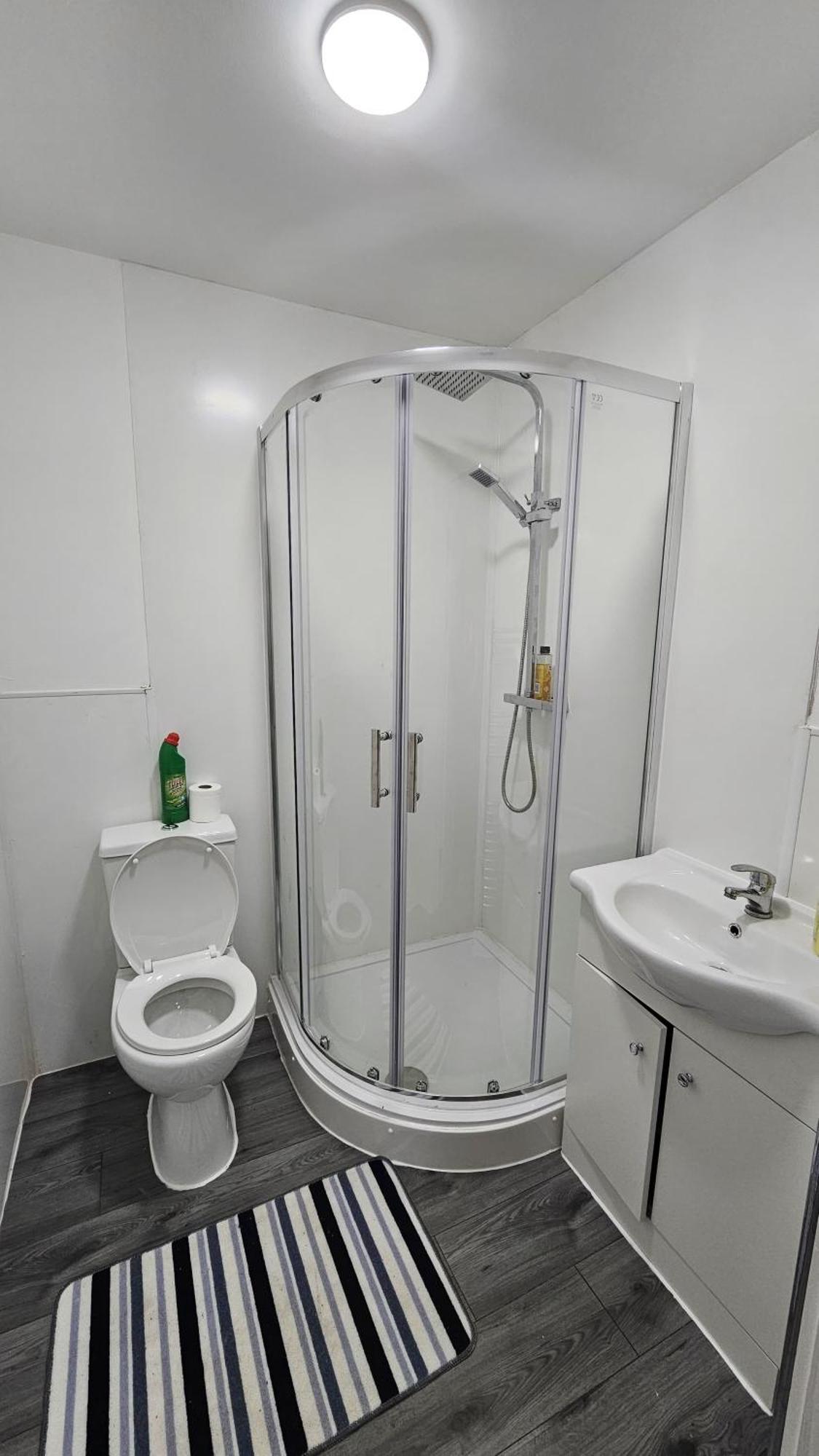 אולדברי Spacious Double Bedroom With Private Toilet And Shared Kitchen With On Premesis Parking מראה חיצוני תמונה