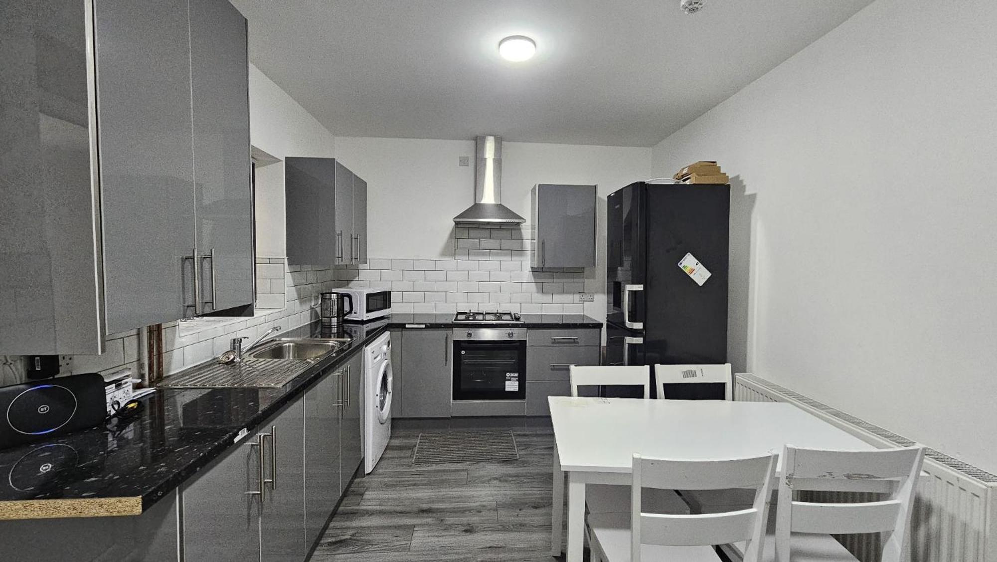 אולדברי Spacious Double Bedroom With Private Toilet And Shared Kitchen With On Premesis Parking מראה חיצוני תמונה