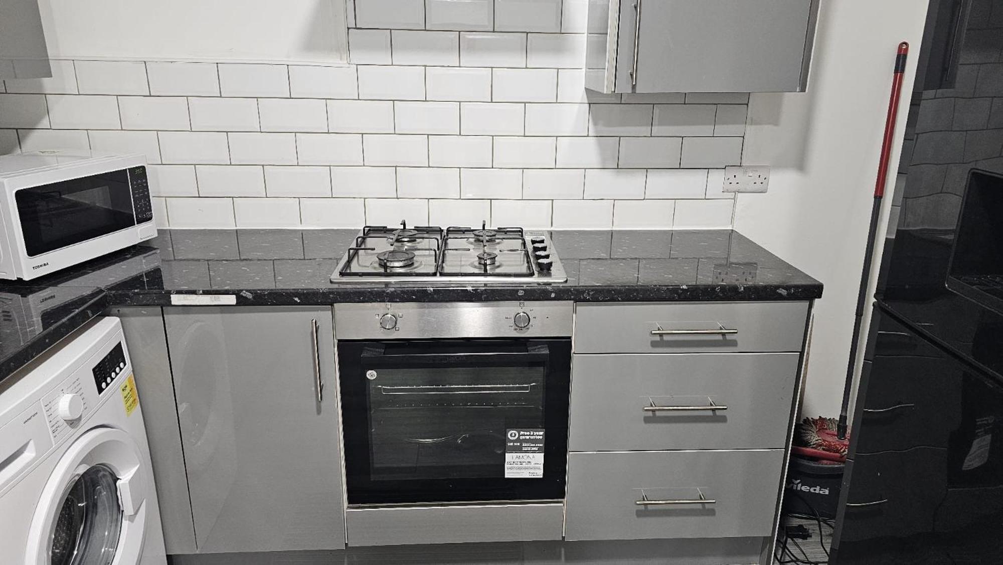אולדברי Spacious Double Bedroom With Private Toilet And Shared Kitchen With On Premesis Parking מראה חיצוני תמונה