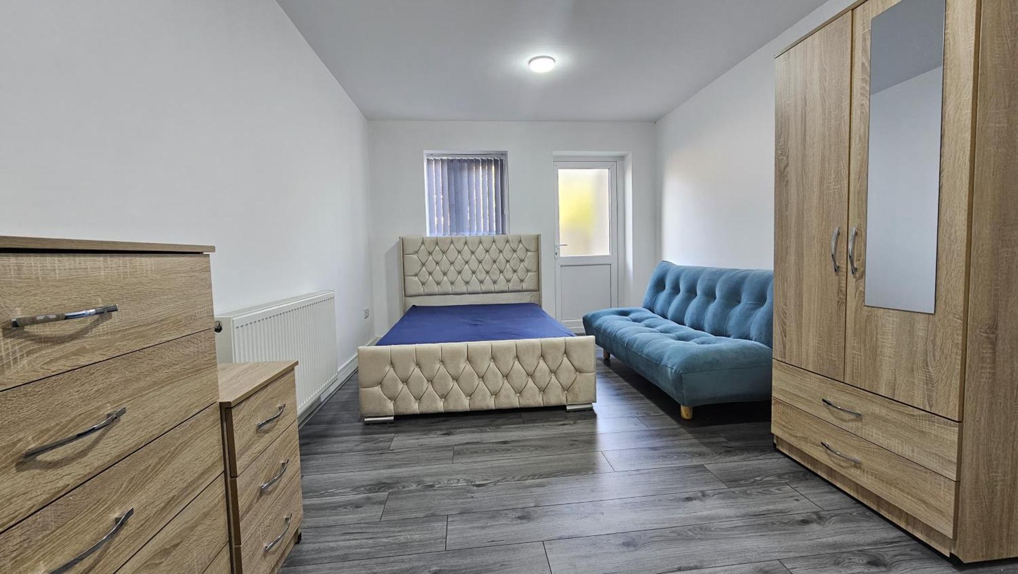 אולדברי Spacious Double Bedroom With Private Toilet And Shared Kitchen With On Premesis Parking מראה חיצוני תמונה