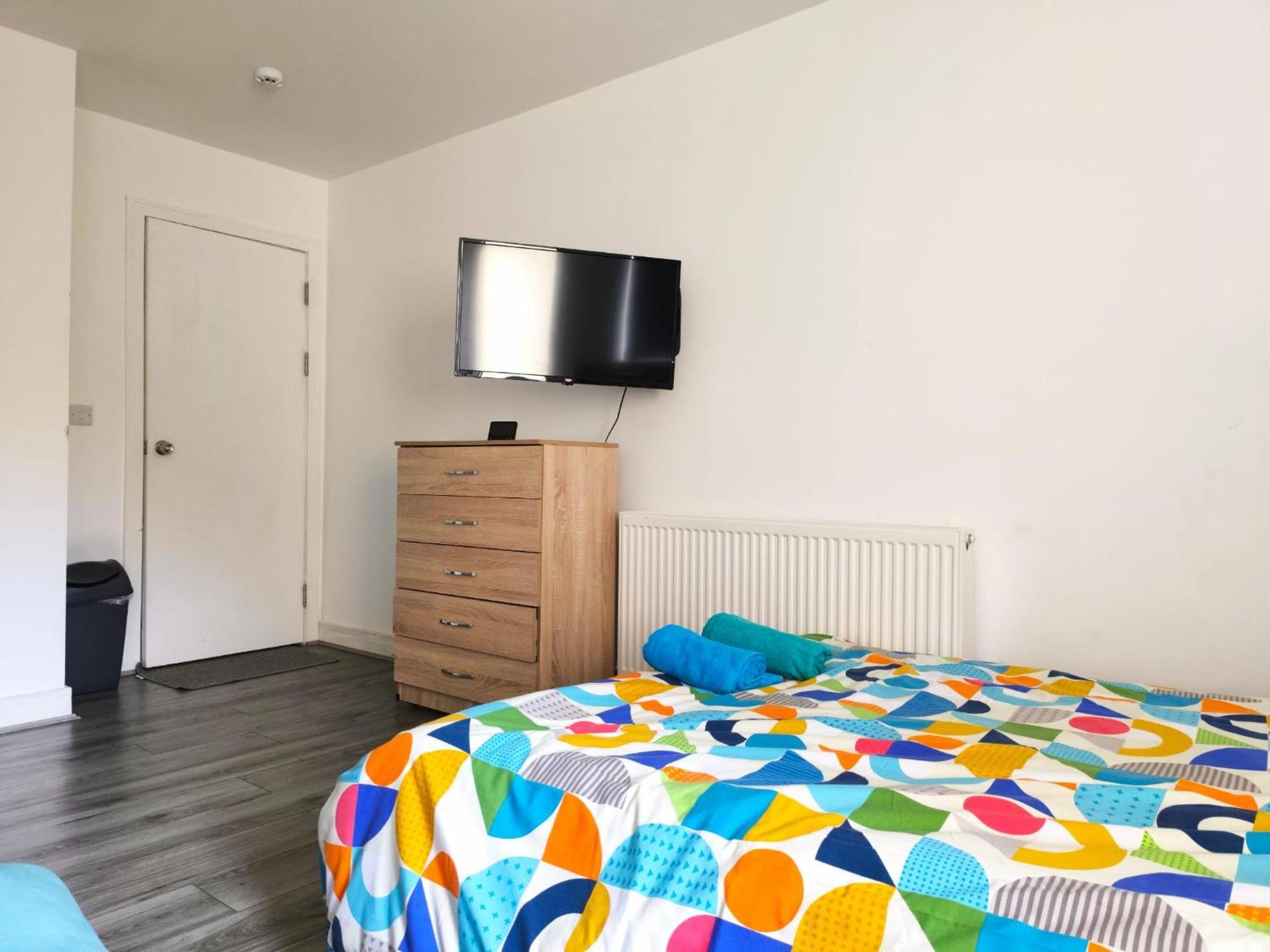 אולדברי Spacious Double Bedroom With Private Toilet And Shared Kitchen With On Premesis Parking מראה חיצוני תמונה