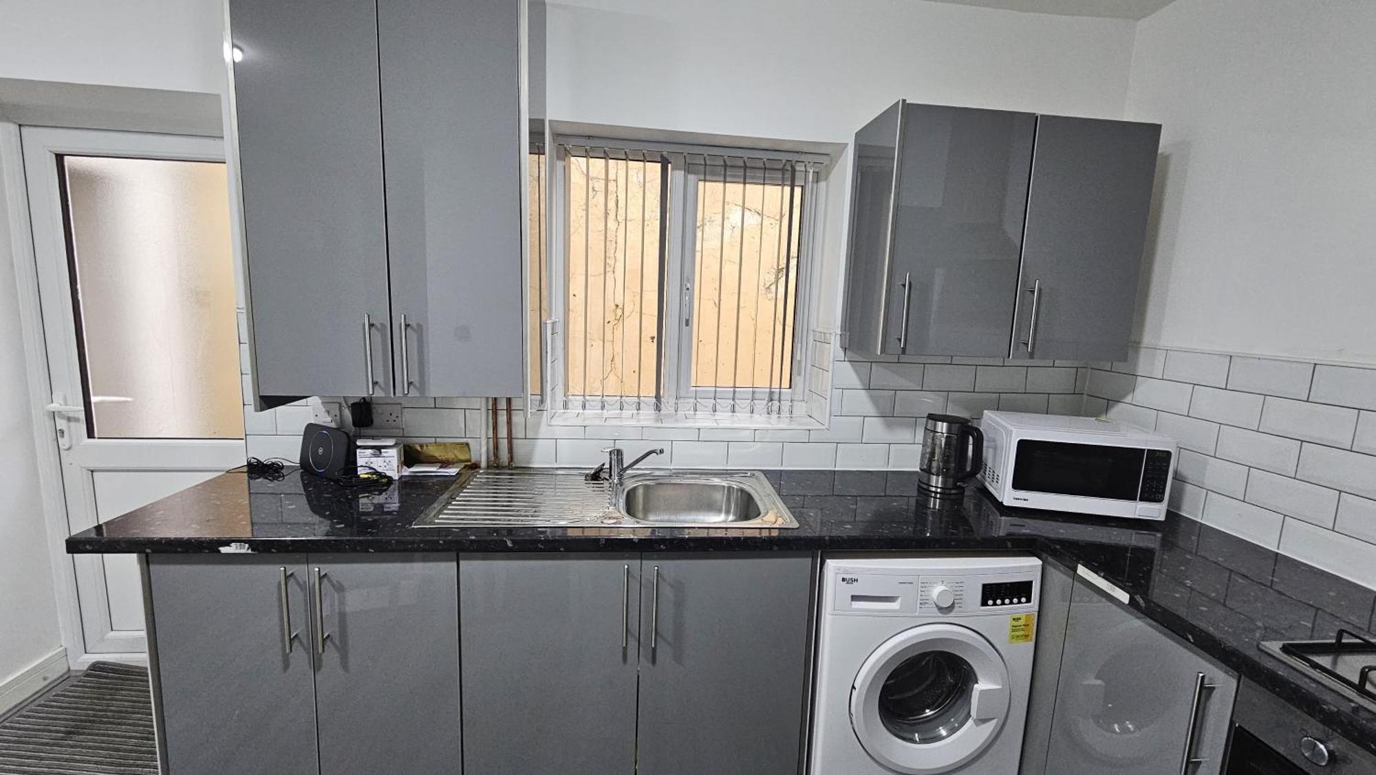 אולדברי Spacious Double Bedroom With Private Toilet And Shared Kitchen With On Premesis Parking מראה חיצוני תמונה