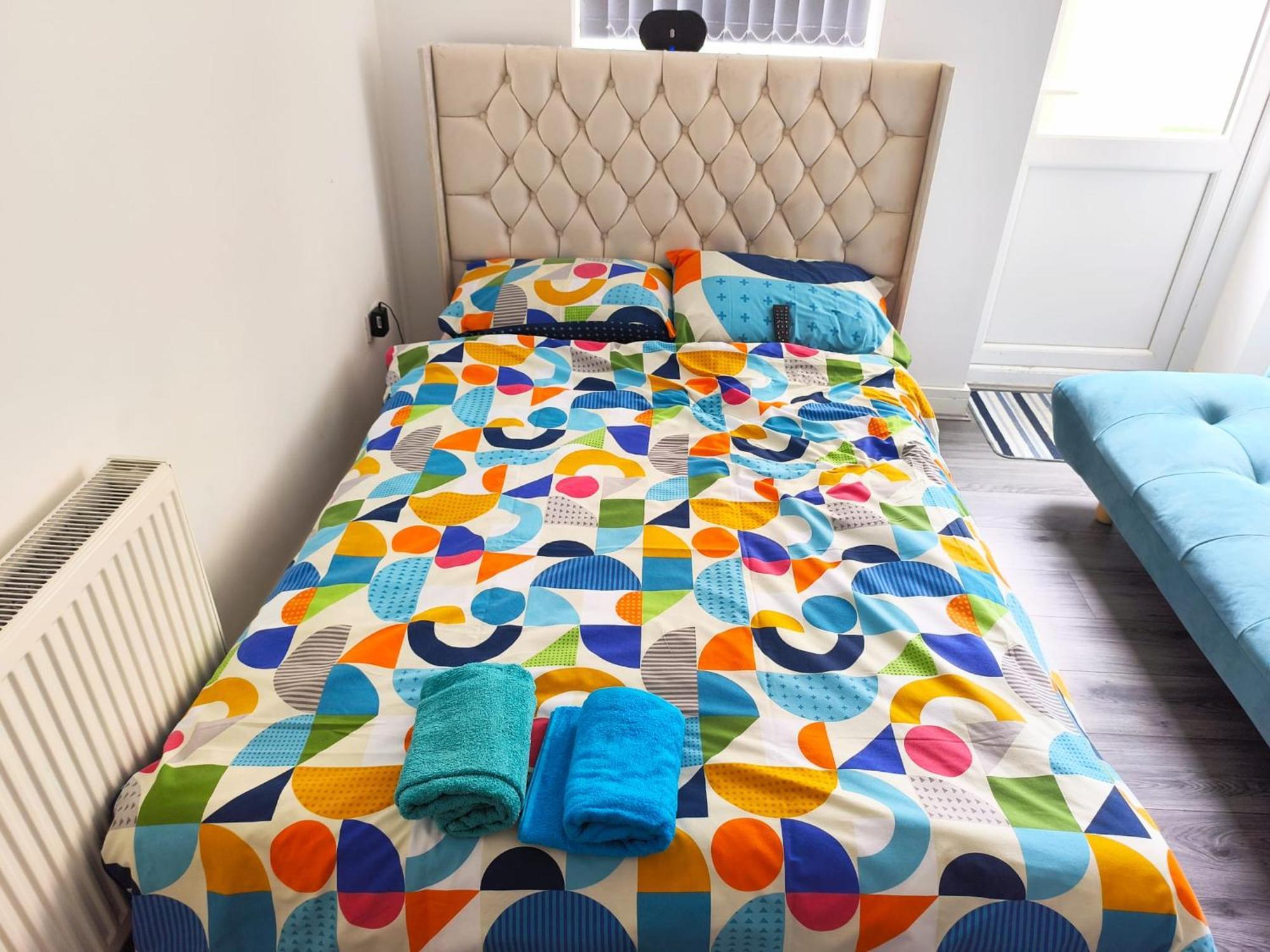 אולדברי Spacious Double Bedroom With Private Toilet And Shared Kitchen With On Premesis Parking מראה חיצוני תמונה